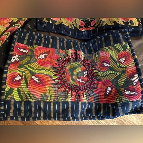Artisan made pillow covers. Tulip design. Made in Chichicastenango Guatemala. - Picture 2 of 10